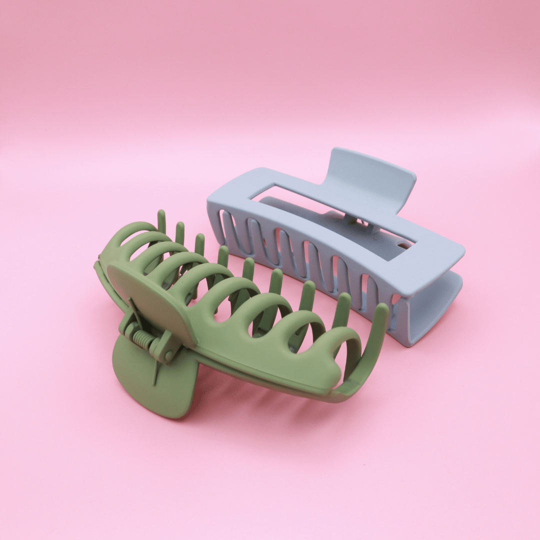 Pastel-colored Haarklammern set with matte finish, featuring green and blue claw clips on pink background