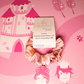 Scrunchie „Pearl“ in Rosa Floral vor pinkem Hintergrund mit Schlossmotiv.