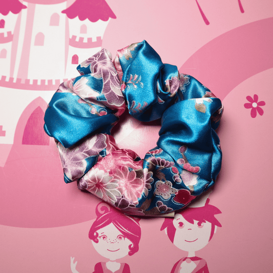 Blue floral scrunchie made of satin, eco-friendly packaging, handcrafted in Germany.