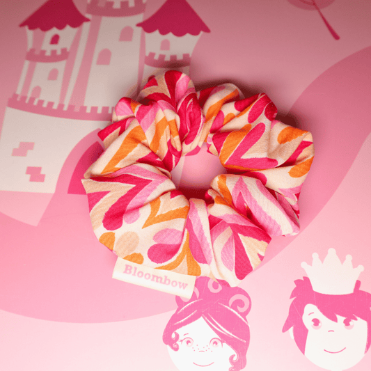 Scrunchie in Rosa, Orange und Rot mit abstraktem Herz- und Blättermuster, handgemacht in Deutschland.