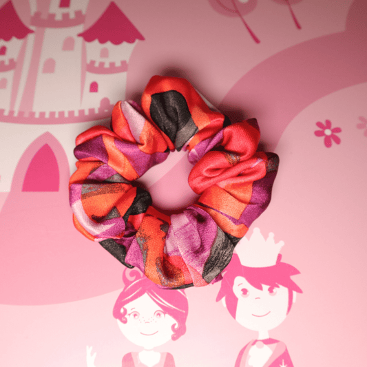 Leuchtendes Scrunchie Flare mit rotem, rosa und lila abstrakten Muster, handgefertigt aus Polyester.