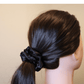 Hochwertiges, schwarzes Scrunchie aus Satin, haarschonend, handgefertigt in Deutschland, umweltfreundlich verpackt.