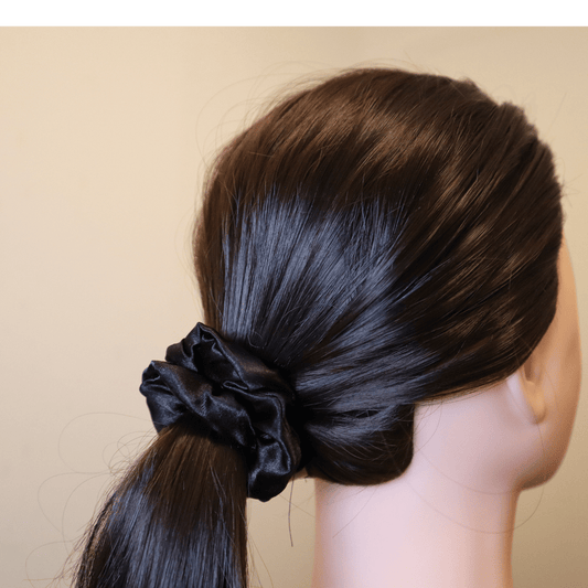 Hochwertiges, schwarzes Scrunchie aus Satin, haarschonend, handgefertigt in Deutschland, umweltfreundlich verpackt.