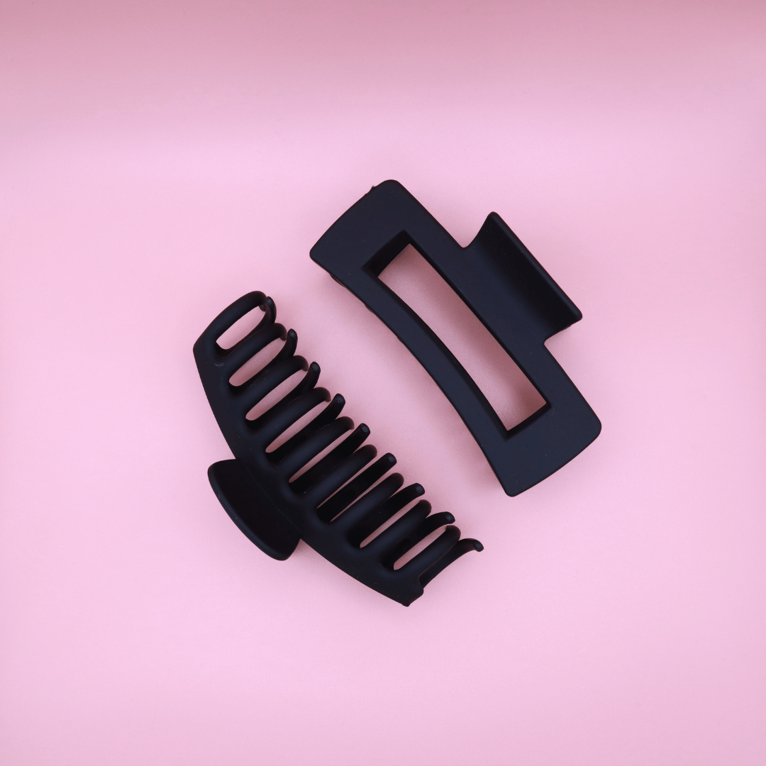 Black matte hair claw clips set on pink background, stylish and gentle Haarklammern Set