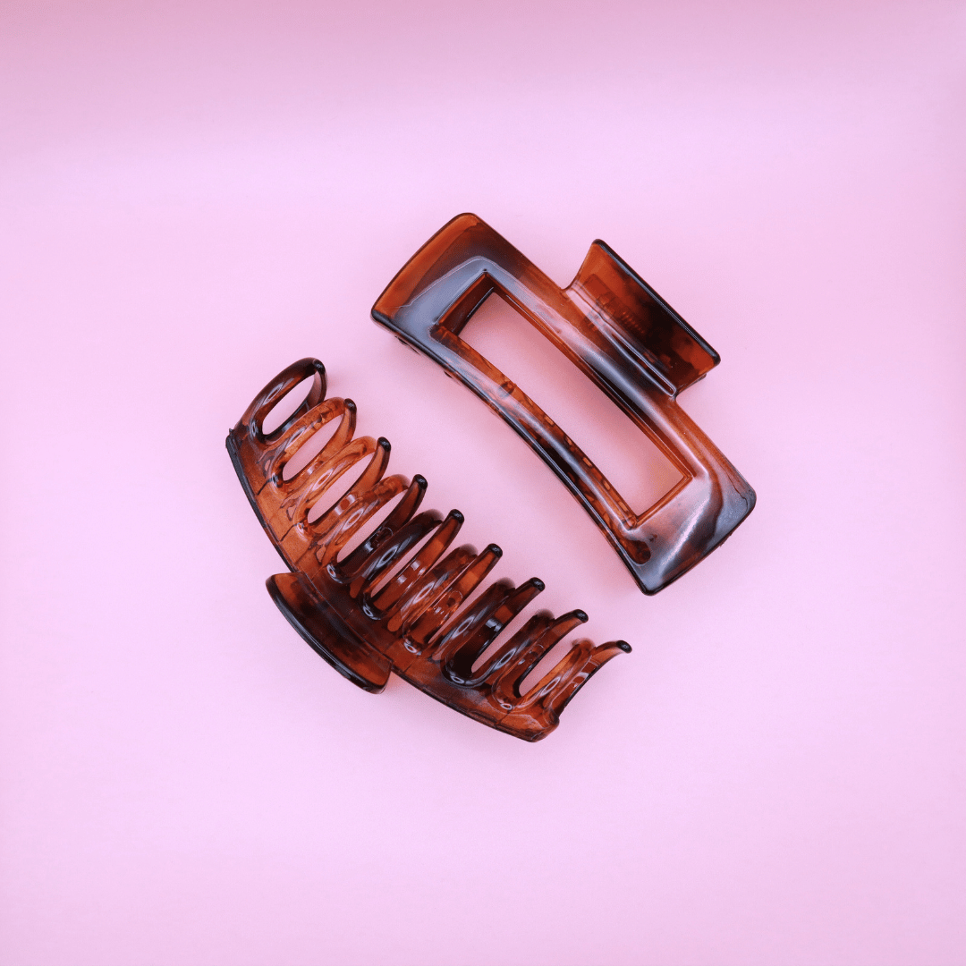 PastelPetal Haarklammern Set with brown rectangular and claw clips on pink background, stylish and hair-friendly accessories.