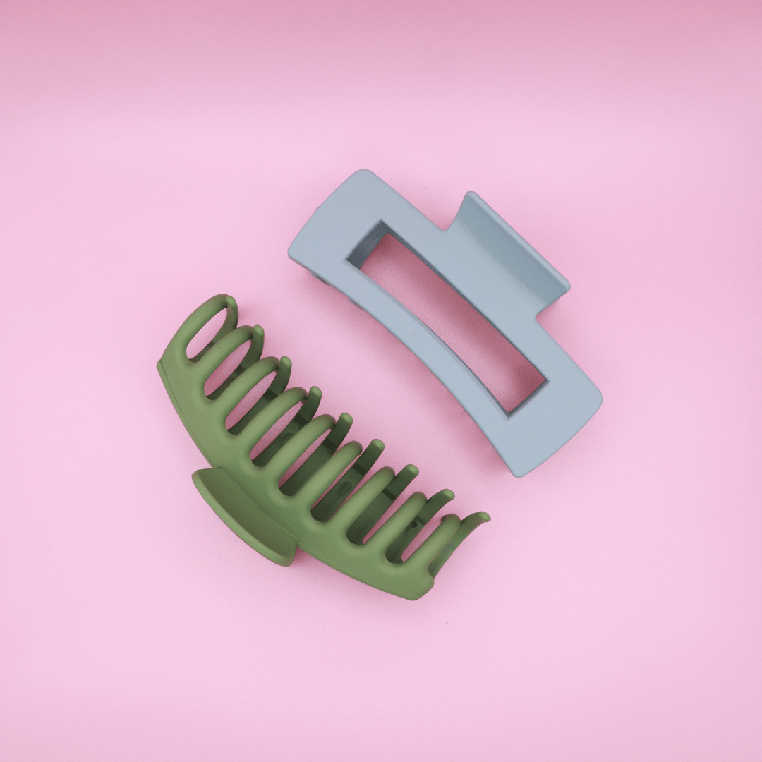 PastelPetal Haarklammern Set with matte green and gray claw clips on pink background, gentle and stylish hair accessories