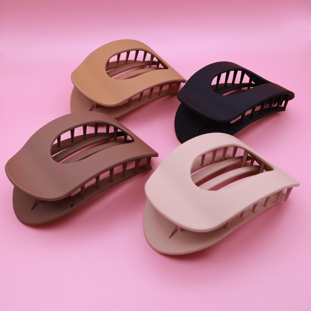 Haarklammer-Set Classic Calm with four matte neutral-toned claw clips in beige, light brown, dark brown, and matte black for strong hair hold and minimalist style.
