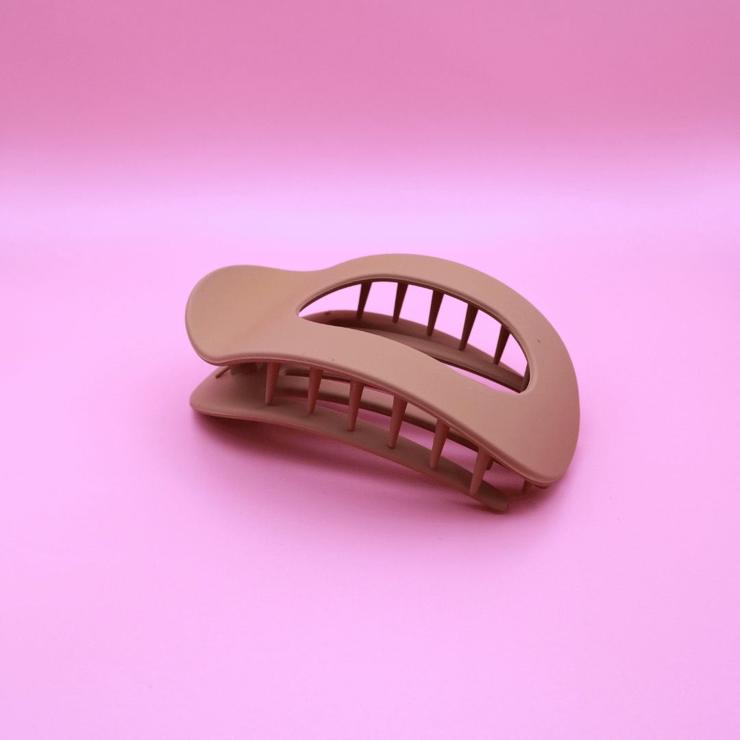Minimalist beige matte hair claw clip from Haarklammer-Set Classic Calm on pink background