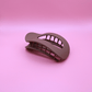 Matte brown hair claw clip from Classic Calm Haarklammer-Set on pink background