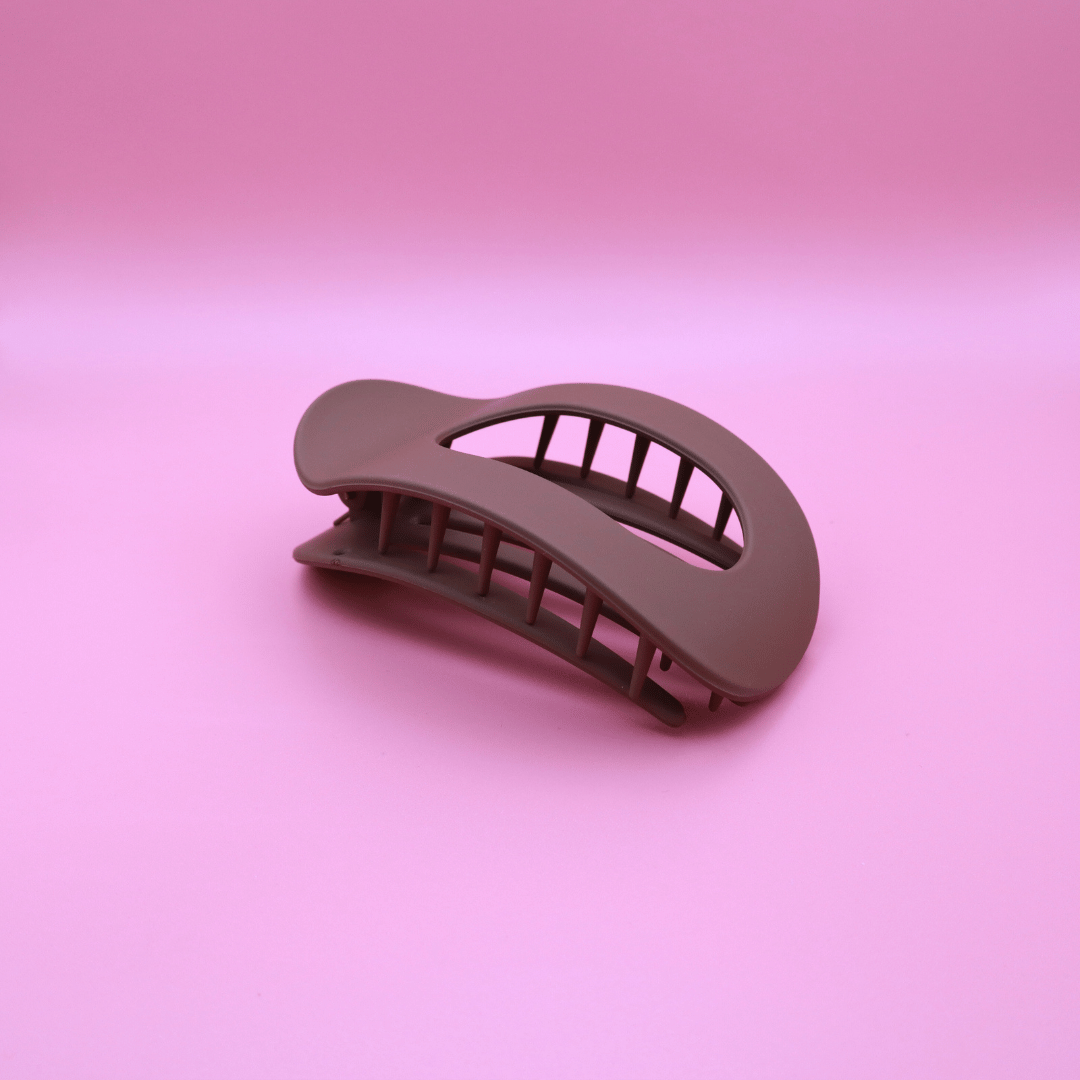 Matte brown hair claw clip from Classic Calm Haarklammer-Set on pink background