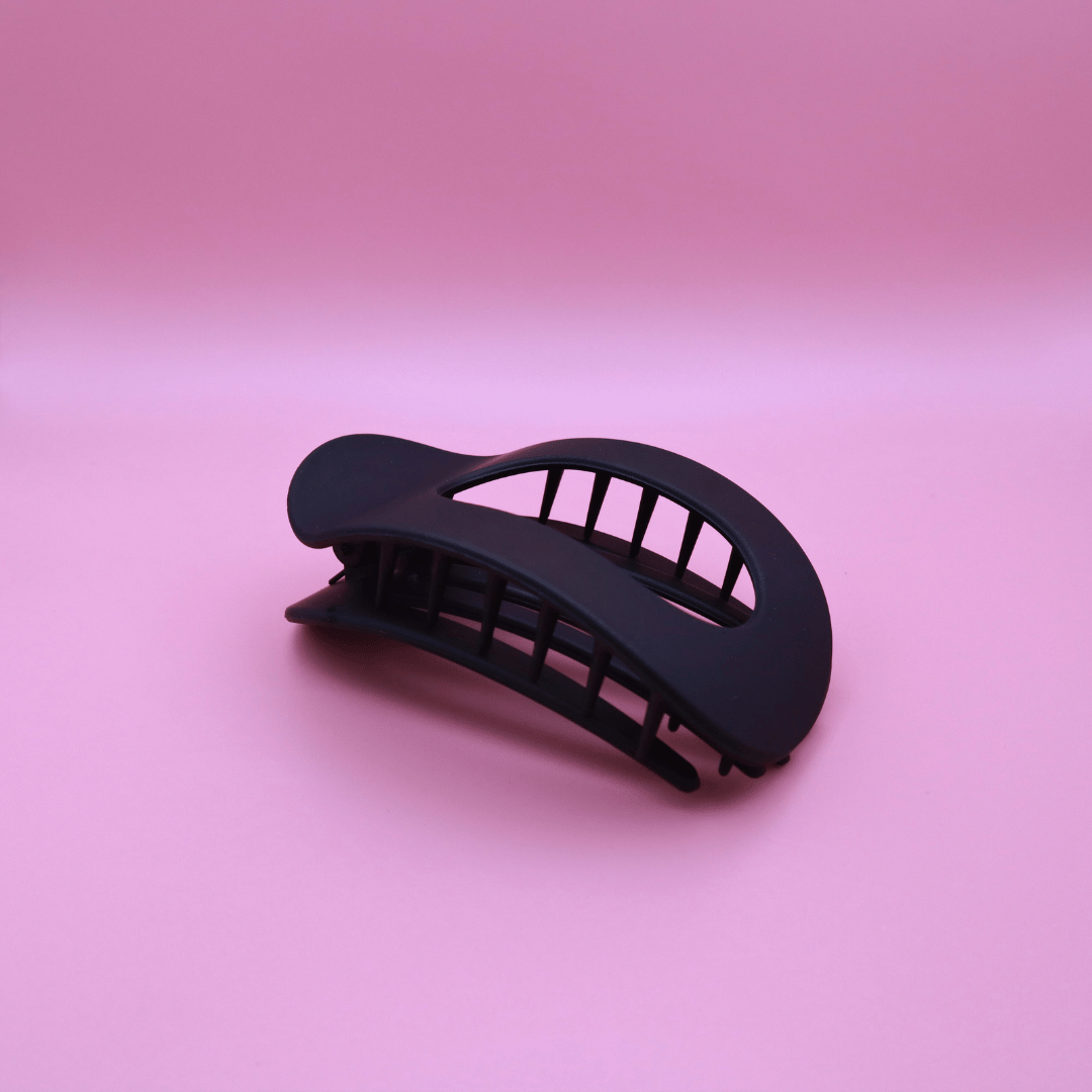 Black matte haarklammer clip with ergonomic design on pink background, part of Classic Calm Haarklammer-Set