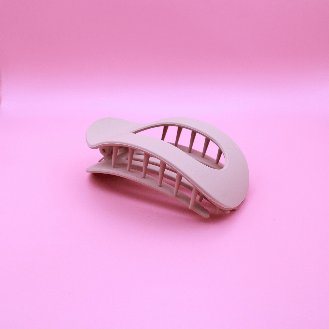 Haarklammer-Set Classic Calm beige matte claw clip with strong grip and minimalist design on pink background